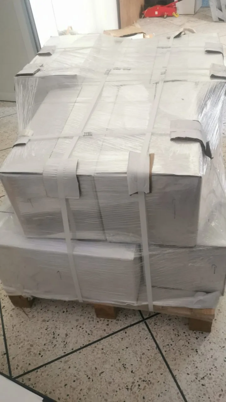 برطمانات 1 كغ وزجاجات أركان 1 لتر على طاولة الإنتاج